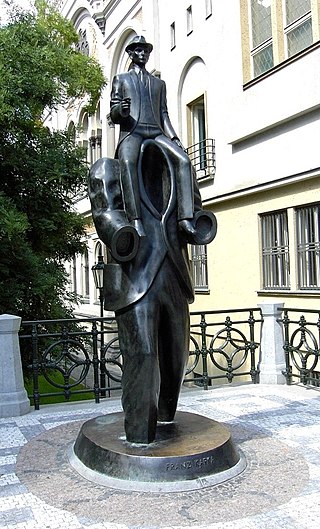 مجسمه برنزی کافکا در پراگ ساخته‏ ی یاروسلاو رونا، تحت تاثیر داستان «توصیف یک منازعه»