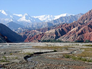Памирские горы вблизи с границей Таджикистана и Китая.
