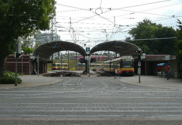 AVG station (Albtalbahnhof) in Karlsruhe; behind to the right is the ramp towards the DB tracks towards Rastatt, behind to the left is the AVG line to