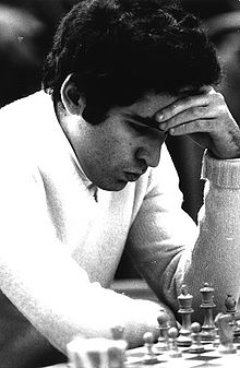 Kasparov fényképe egy sakktábla előtt 1983-ban