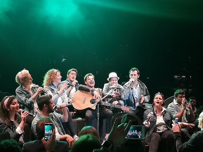 File:Kenan Doğulu Konser.jpg