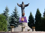Фігура Ісуса Христа на площі в центрі села