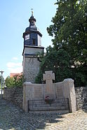 Kirche mit Kriegerdenkmal in Großschwabhausen