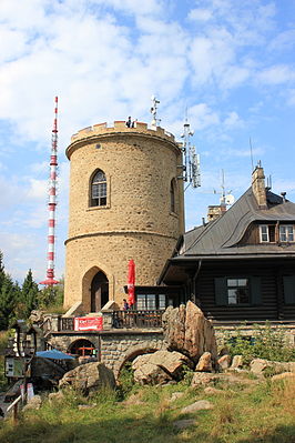 Uitzichttoren en zendmast bij de top van de Kleť.