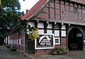 Artländer Bauernhaus in Vehs mit Werbung für den „Kulturschatz Artland“