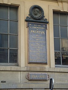 Мемориальная доска на бывшем здании лаборатории Пастера в Париже