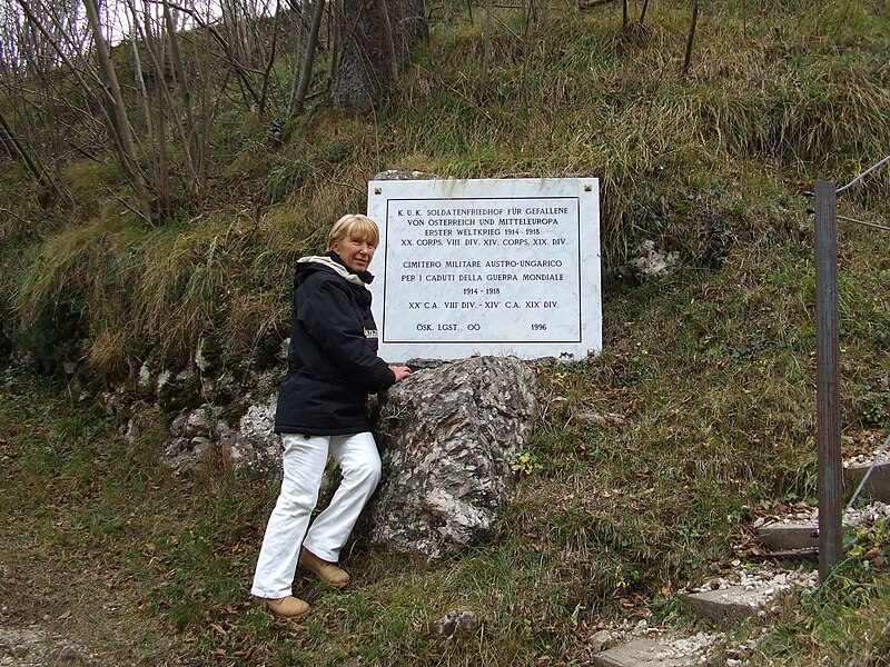 File:Laghi, cimitero militare austriaco della 1. guerra mondiale.jpg