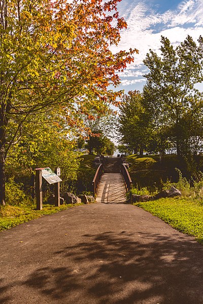 File:Lamoureux Park Walkway (36431255121).jpg