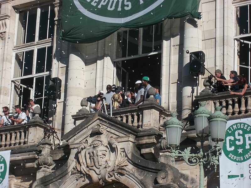 File:Limoges CSP fête à la mairie, 11 ème titre champion de France (2015) 11.JPG