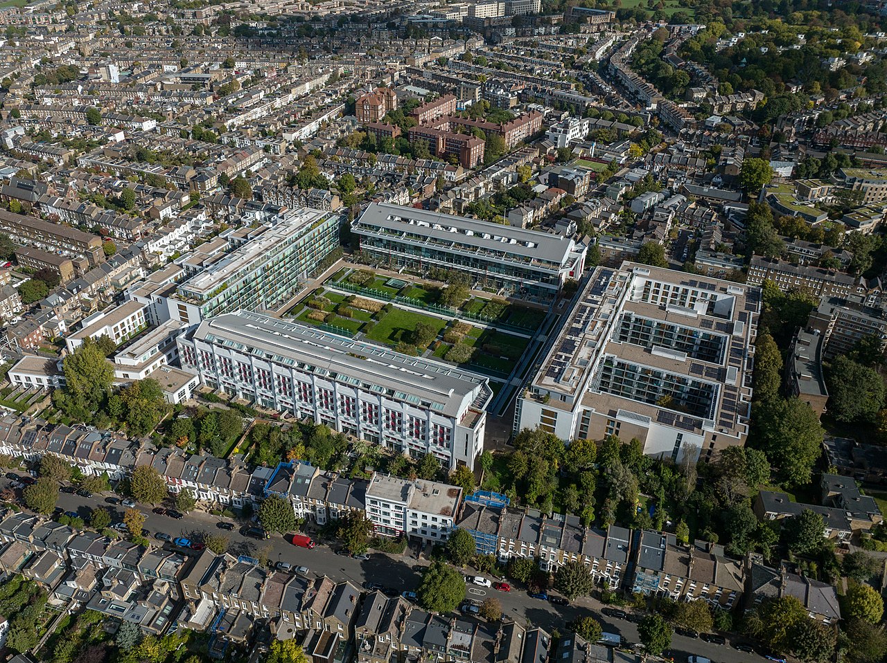 1280px-London_Highbury_Square_-_Arsenal_