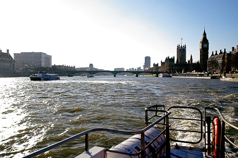 File:London auf der themse westminster palace and bridge 02.02.2012 12-30-24.JPG