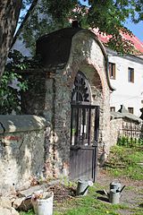 Hřbitovní brána v Loukovci