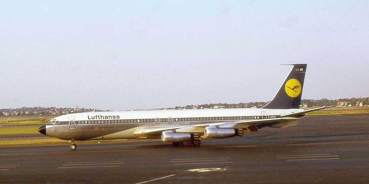 1200px-Lufthansa_Boeing_707_D-ABOB_01.jpg