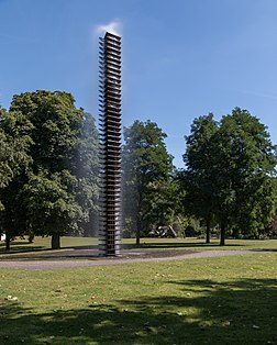 "Escultura Água" (Heinz Mack, 1977) no jardim da instituição de crédito habitacional alemã LBS, Münster, Renânia do Norte-Vestfália. (definição 3 322 × 4 152)