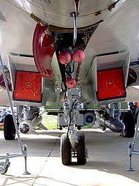 200px-MAKS-2007-Su-27SK-undercarriage.JP