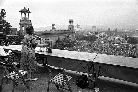Federica Montseny en el mitin de la CNT en Barcelona de 1977