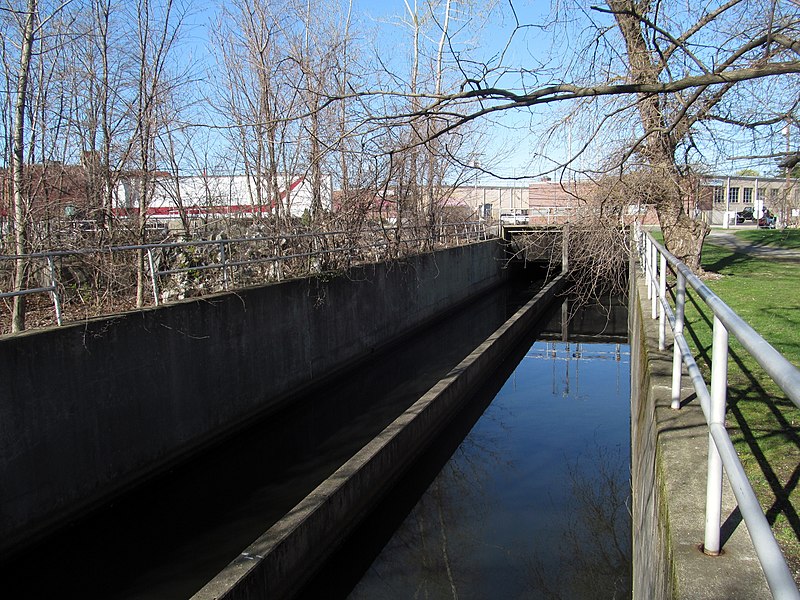 File:Malden River canal, April 2017.JPG