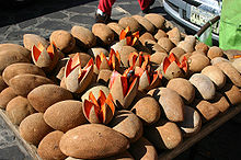 Bancarella ricoperta di sapotes.