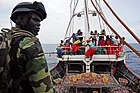 Marin sénégalais lors de l'inspection d'un bateau de pêche en 2012.