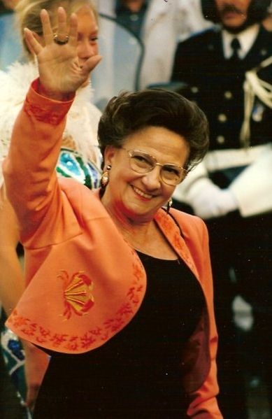 File:Marthe Villalonga Cannes.jpg