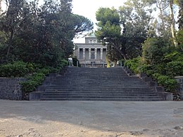 Mausoleo Schilizzi Napoli.jpg