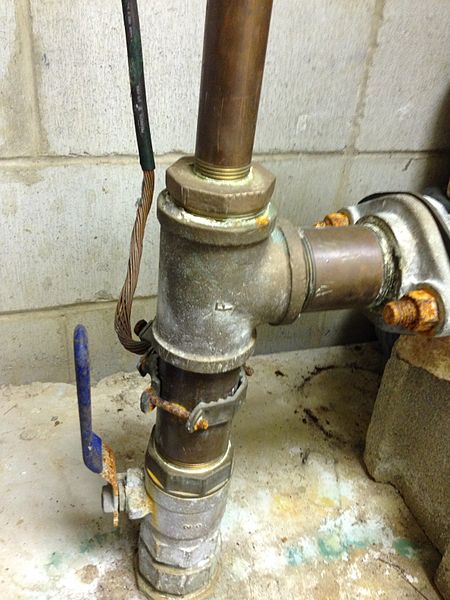 Datoteka:Metal water pipe as grounding electrode.jpg