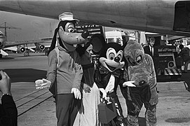 Mickey Mouse op Schiphol, Mickey Mouse en andere Disney-figuren, Bestanddeelnr 925-8401.jpg