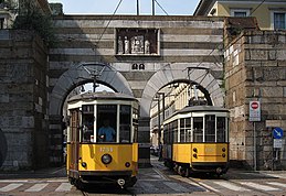 Milánské tramvajové náměstí Cavour.jpg