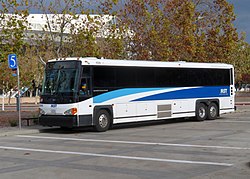 Monterey-Salinas Transit otobüsü San Jose Diridon istasyonunda, Kasım 2019.