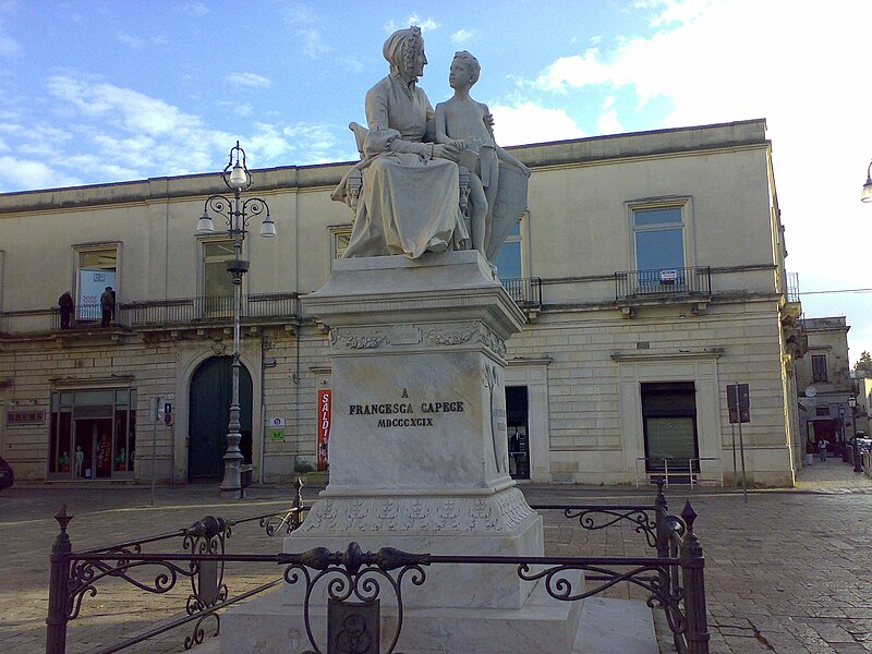 File:Monumento a Francesca Capece Maglie.jpg