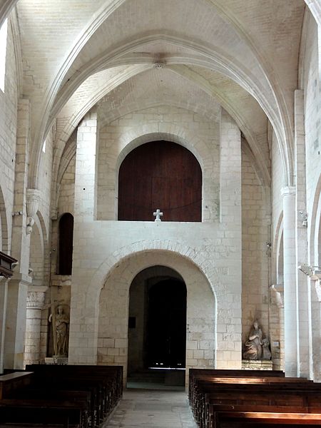 File:Morienval (60), église Notre-Dame, nef, extrémité ouest - base du clocher.jpg
