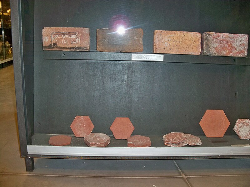 File:Musée Apt - Tomettes.JPG