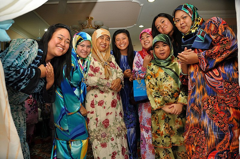 File:Muslim women in tudungs at an engagement party, Brunei - 20100531.jpg
