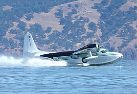 Grumman G-73 Stockente hebt ab.