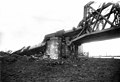 Bij de spoorbrug over het Merwedekanaal te Weesp verongelukte trein 102, met op het landhoofd de stoomlocomotief nr. 520 (serie 500) van de H.S.M. (later serie 2100 van de N.S.) en daaronder het bagagerijtuig D 507 (in 1918)