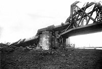 De oude spoorbrug in 1918 na het ongeluk.