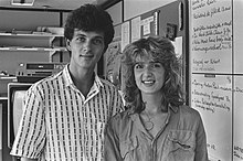 Ten Brink & Leoni Jansen (1984) Naast Leonie Jansen nu ook Robert ten Brink als presentator in het Jeugdjournaal, Bestanddeelnr 933-0649.jpg