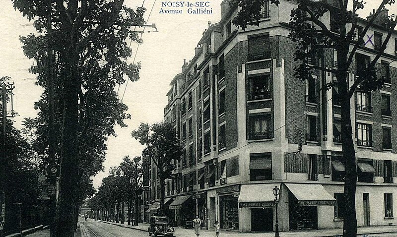 File:Noisy-le-Sec.Avenue Gallieni.Magasins.jpg