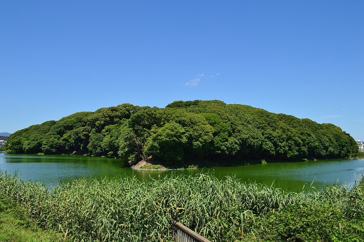 File:Oka Misanzai Kofun, zenkei-2.jpg - Wikimedia Commons