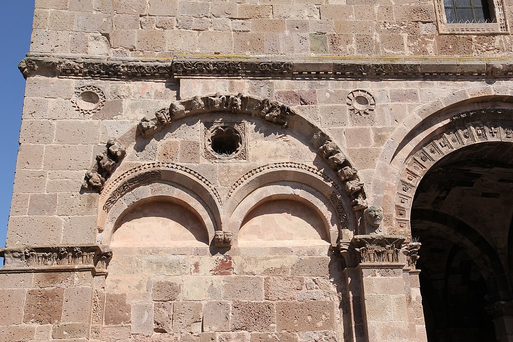 Ozieri - Basilica di Sant'Antioco di Bisarcio (08).JPG