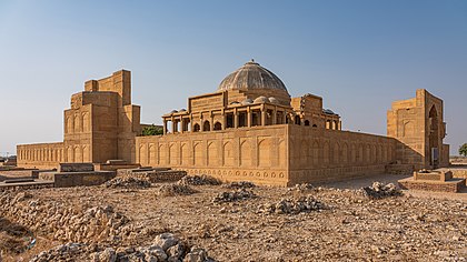 Tumba de Mirza Isa Cã Tarkhan na necrópole de Makli, um dos maiores locais funerários do mundo, espalhado por uma área de 10 quilômetros perto da cidade de Thatta, na província paquistanesa de Sinde. O local abriga aproximadamente 500 mil a 1 milhão de túmulos construídos ao longo de um período de 400 anos. A necrópole de Makli apresenta vários grandes monumentos funerários pertencentes à realeza, vários santos sufistas e estudiosos prestigiados. O local foi inscrito como Patrimônio Mundial da UNESCO em 1981 como um "notável testemunho" da civilização Sindi entre os séculos XIV e XVIII. (definição 7 848 × 4 415)