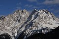 Panoramic view at Zugspitze mountain (almoost 3000 m) from the Fernpass - panoramio.jpg