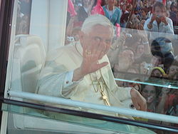 Papa Benedetto XVI alla GMG Colonia 2005 saluta prima della veglia.jpg