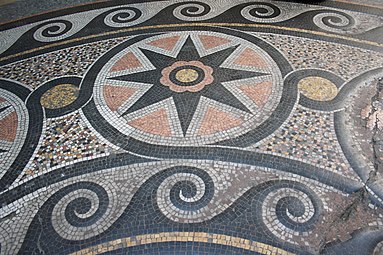 Détail de mosaïque de sol de la galerie Vivienne à Paris.