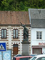 Le Poilu victorieux (monument aux morts)