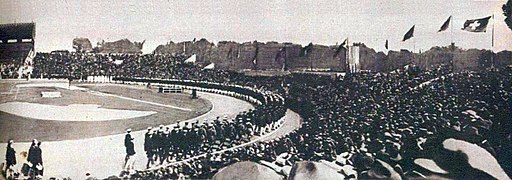 Passage des délégations au stade de Colombes le jour de la cérémonie d'ouverture des JO de 1924 à Paris.