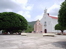 Католическа църква и площад в Peñuelas barrio-pueblo