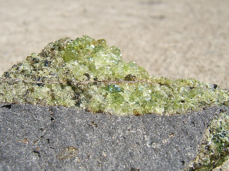 File:Peridot olivine on basalt.JPG