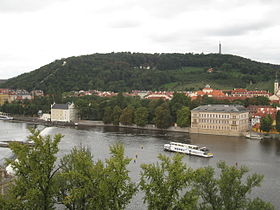 vue de Petřín depuis la rive droite de la rivière Vltava