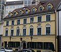 Pettenkoferstraße 1; Mietshaus, biedermeierlich, 1827 von Joseph Höchl, 1877 Fassade vom Besitzer, dem Stuckateur Karl Huber, reich dekoriert. This is a picture of the Bavarian Baudenkmal (cultural heritage monument) with the ID D-1-62-000-5266 (Wikidata)